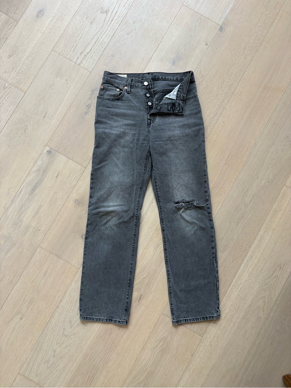 Levi's 501 Original Fit - W26L32 - Distressed Black Denim